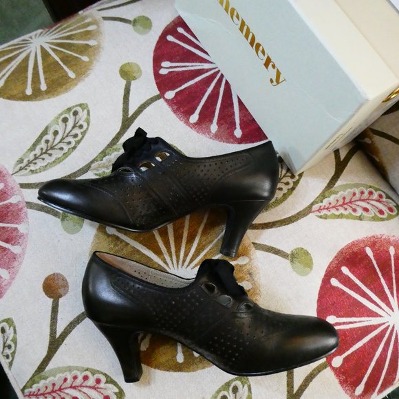 Memery Shoes - Memery 1940's Style Black Leather Pumps + Lace up Fronts NIB SZ 39 fit like 7.5